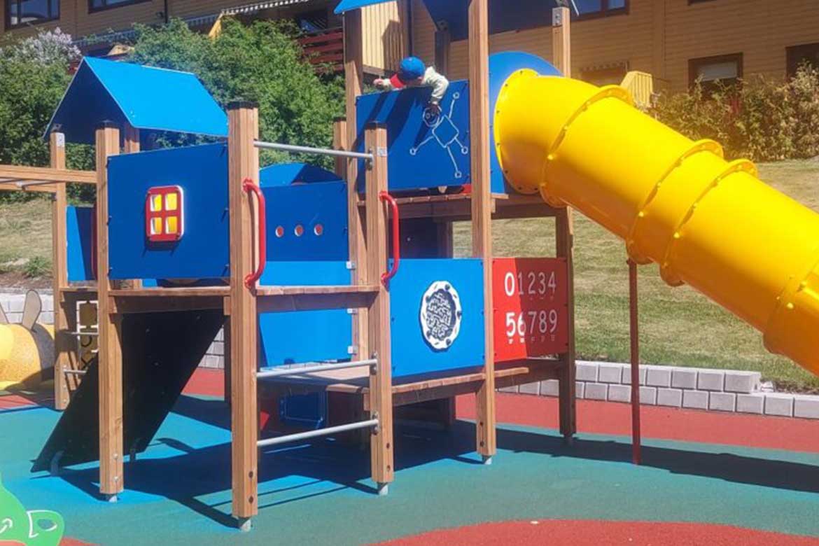 Vi tilbyr lekeplasskontroll - Bilde av en lekeplass i et borettslag