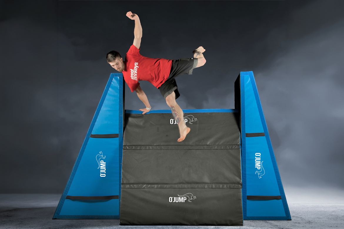En ung man som trener parkour i utstyr fra O'Jump
