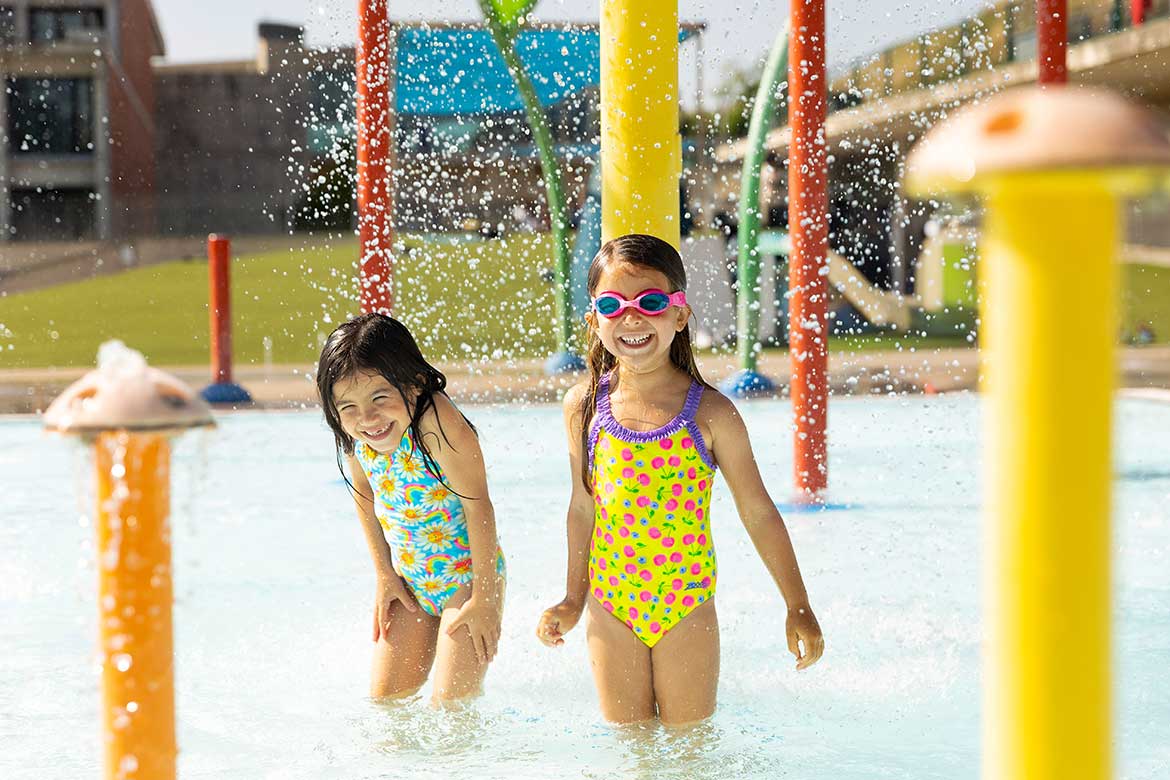 To glade jenter som bader utendørs