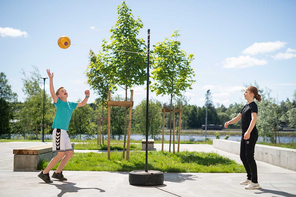 To barn som spiller smashball/tetherball utendørs