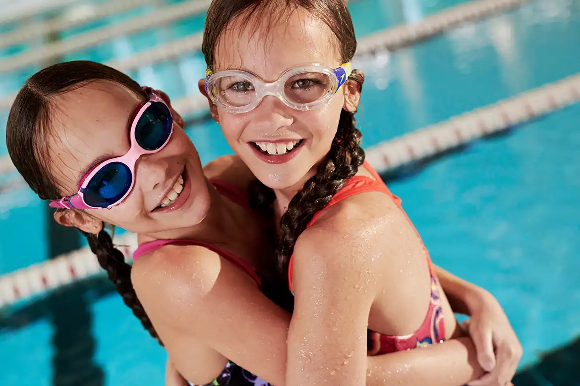 Å svømme uten svømmebriller er som å løpe med øynene lukket. Klarhet, beskyttelse og trivsel er noen av grunnen til å bruke svømmebriller