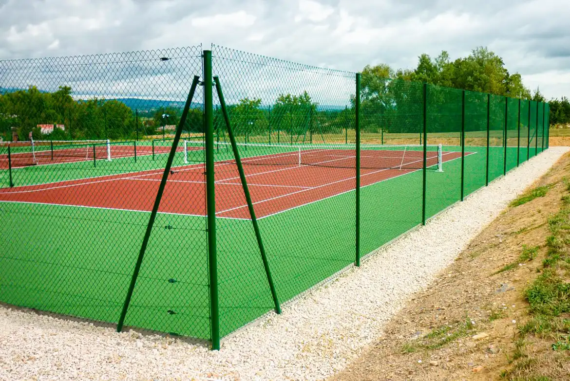Vi tilbyr tennisgjerde, som gir en praktisk løsning som varer i lang tid.