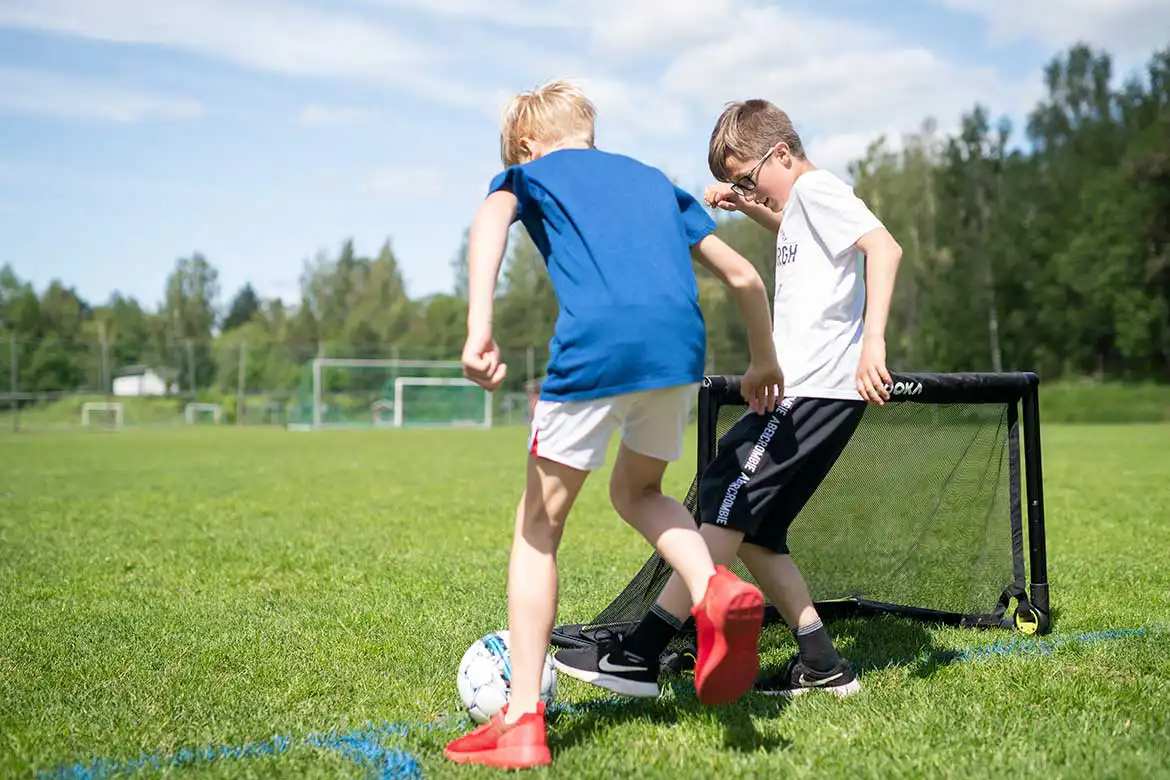 To barn i intens duell foran BazookaGoal – små mål gir stort engasjement!