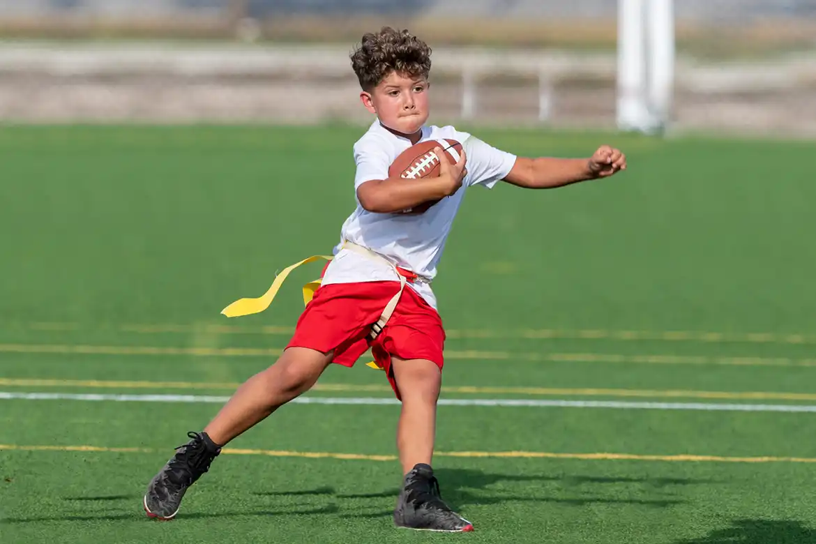 Flaggfotball er en variant av amerikansk fotball/rugby der jenter, gutter, store og små kan spille sammen.