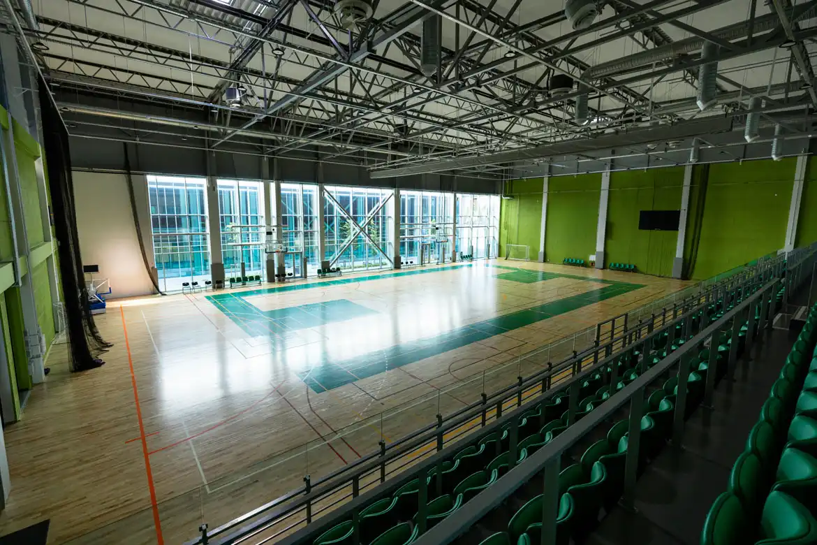 To jenter som spiller volleyball